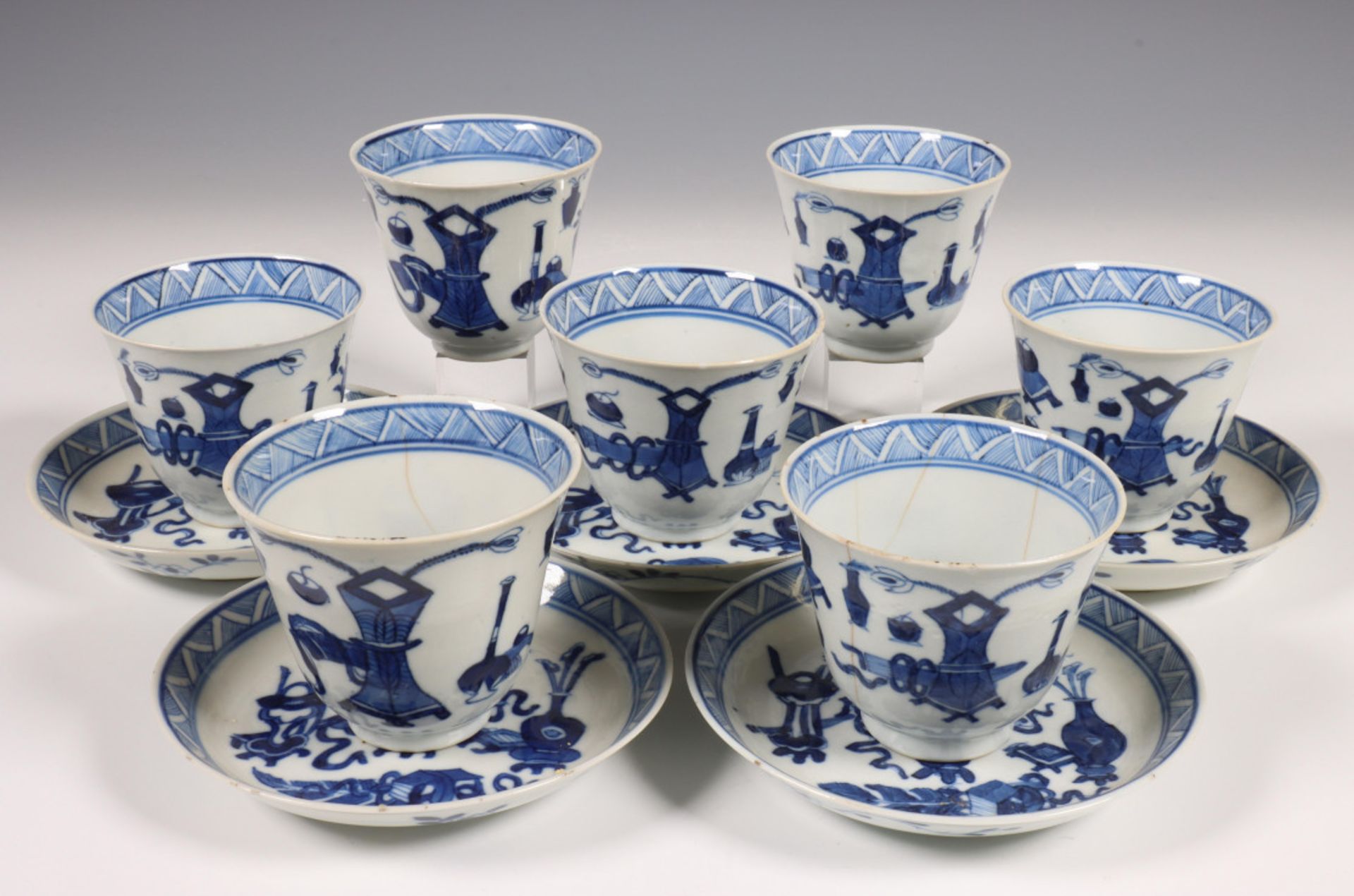 China, een set van zeven blauw-wit porseleinen kopjes en vijf schoteltjes, Kangxi,