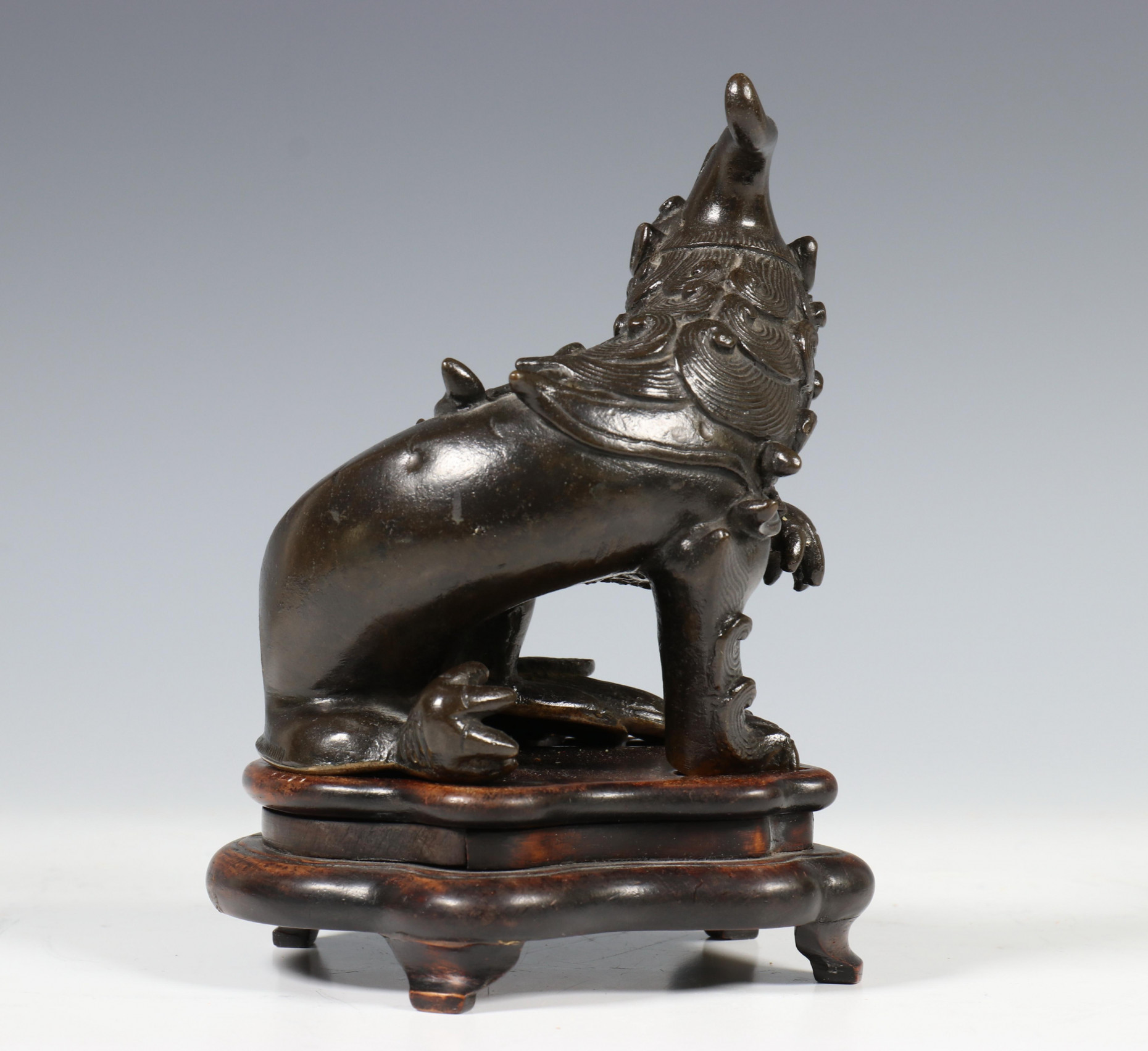 China, een bronzen beeld van een mythologisch dier, bixie, 18e/19e eeuw, - Image 6 of 6