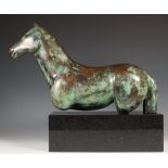 Gloria Pecego, (1954), groen gepatineerd bronzen sculptuur, 'Paard';