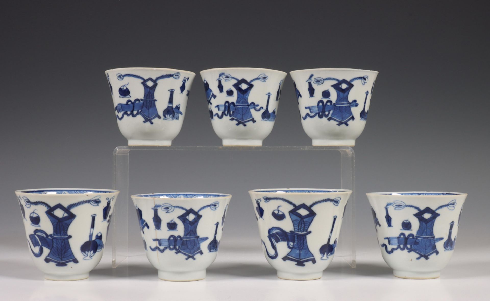 China, een set van zeven blauw-wit porseleinen kopjes en vijf schoteltjes, Kangxi, - Image 5 of 9