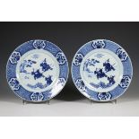 China, een paar blauw-wit porseleinen borden, 18e eeuw,
