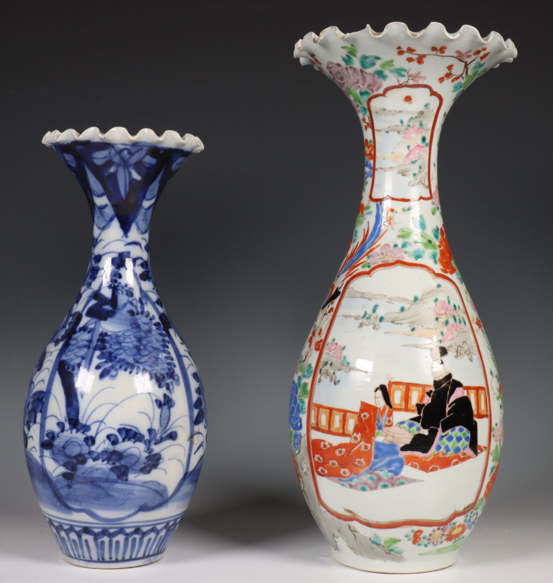 Japan, twee porseleinen plooivazen, 19e eeuw en China, paar puntvazen, 20e eeuw - Image 2 of 3