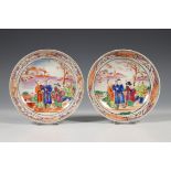 China, paar famille rose porseleinen bordjes met Mandarijnendecor, Qianlong,