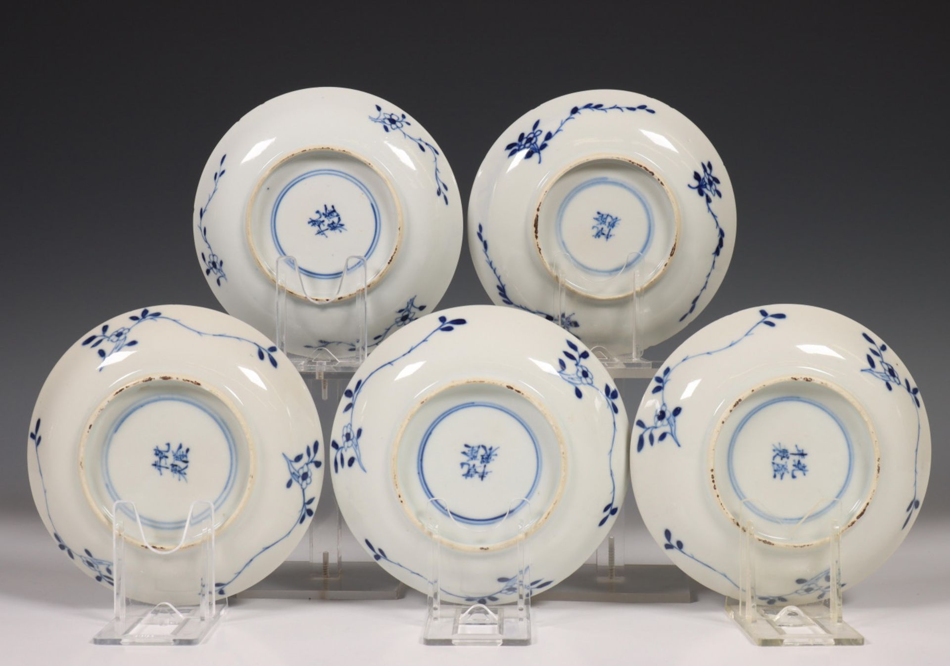 China, een set van zeven blauw-wit porseleinen kopjes en vijf schoteltjes, Kangxi, - Image 8 of 9