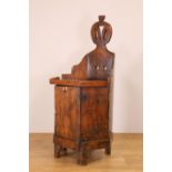 Bruin gebeitste grenenhouten kinder(kak)stoel, 19e eeuw