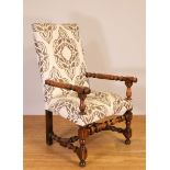 Noten- en eikenhouten fauteuil, 18e eeuw,