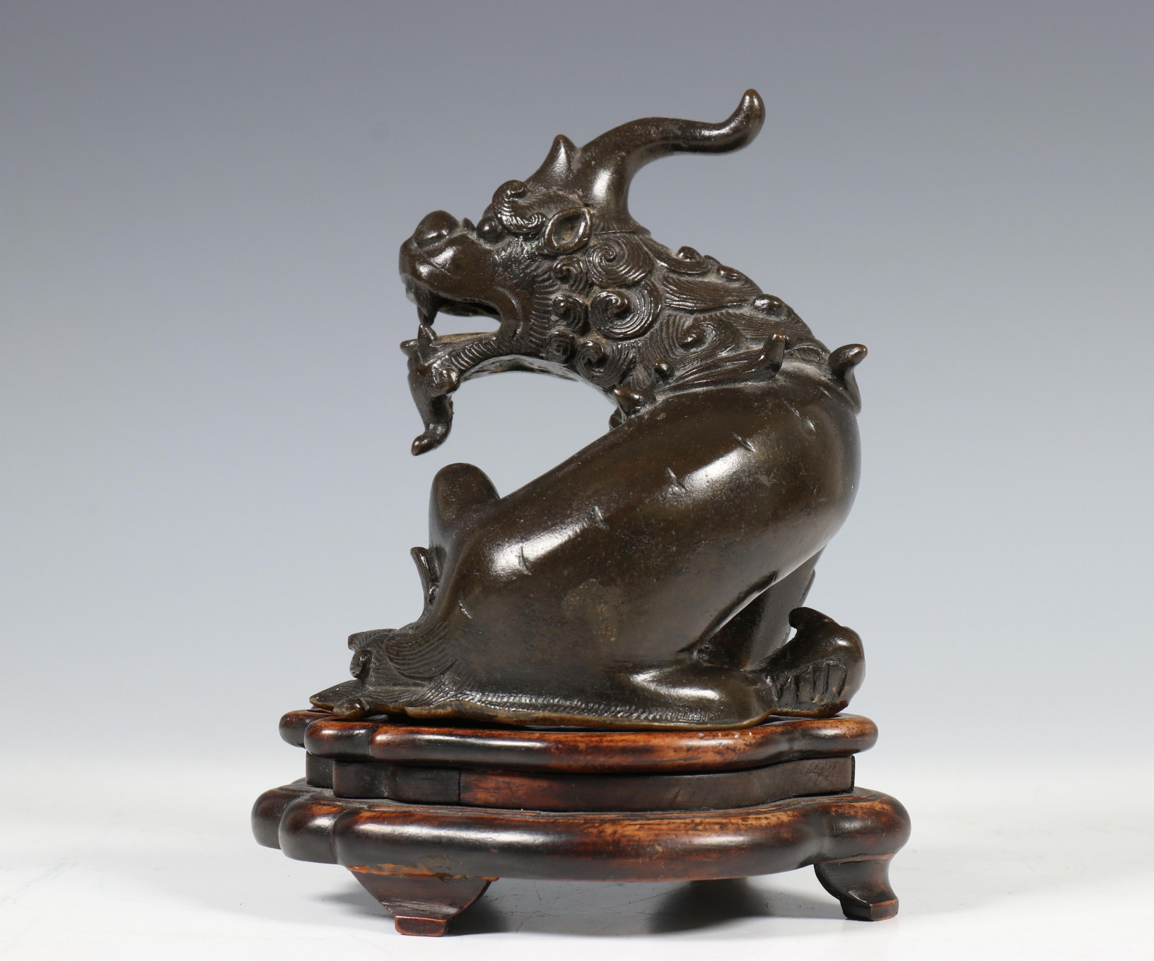 China, een bronzen beeld van een mythologisch dier, bixie, 18e/19e eeuw, - Image 5 of 6