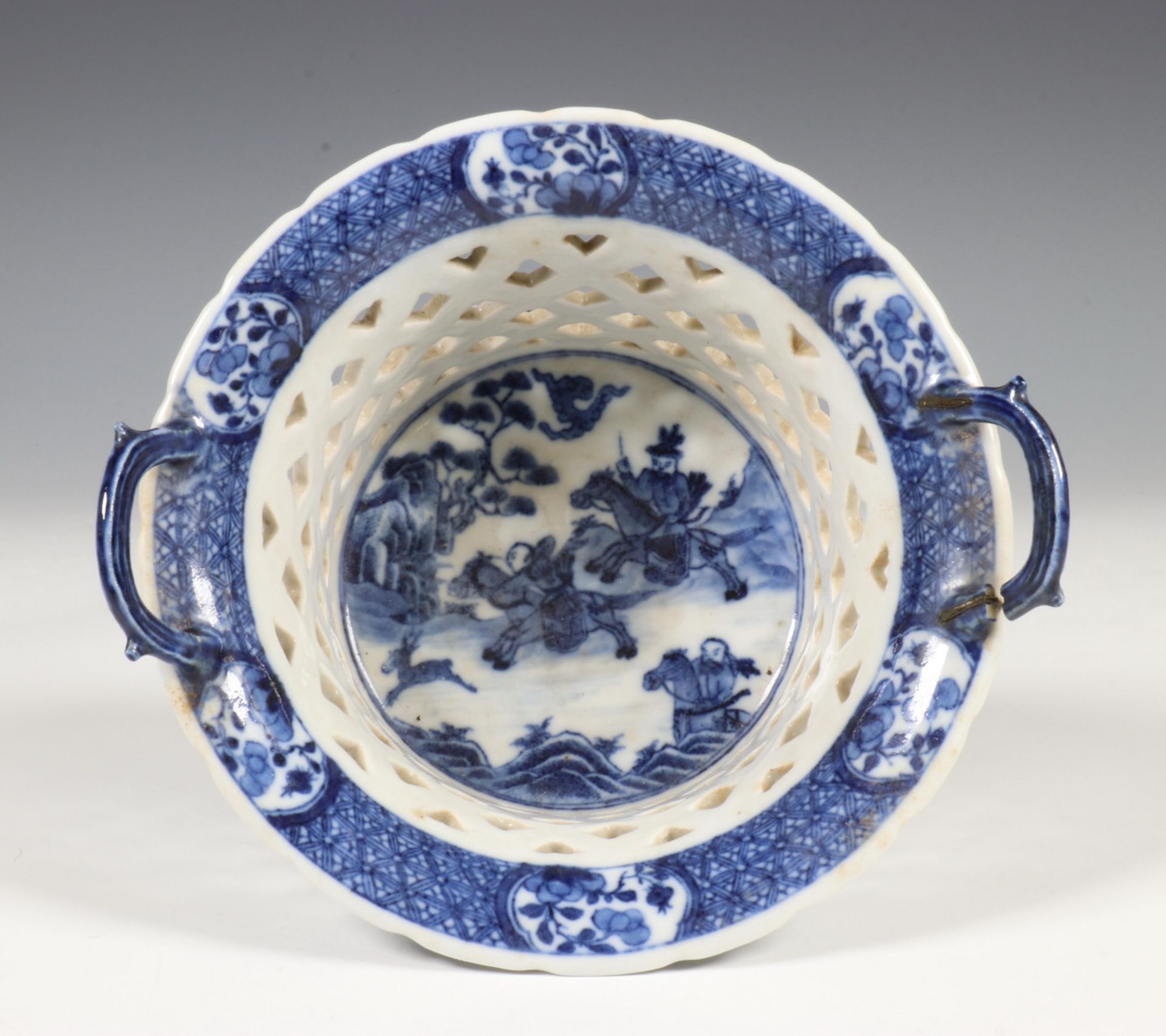 China, een blauw-wit porseleinen serviesgedeelte, laat Qing-dynastie, - Bild 44 aus 44