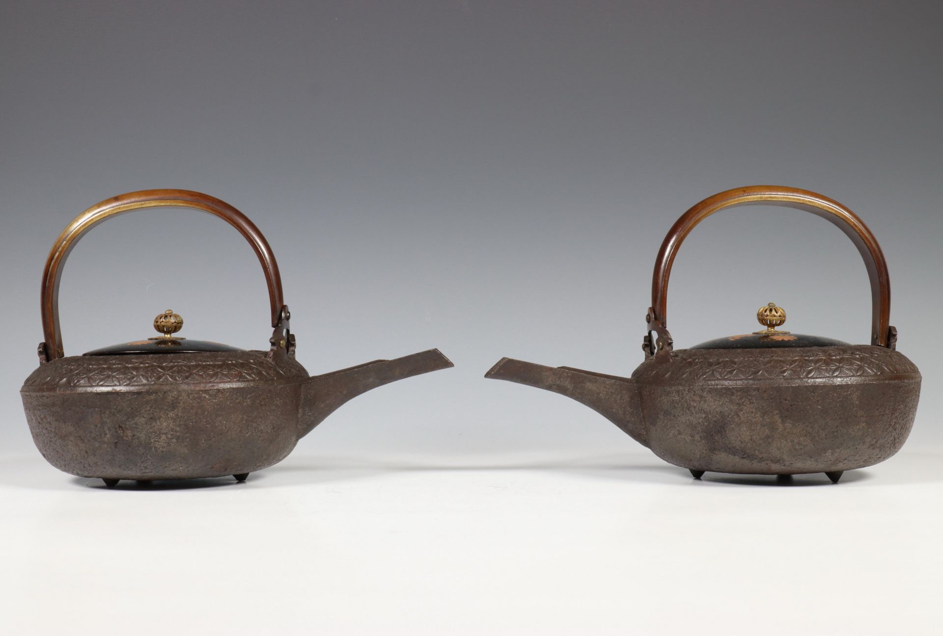 Japan, een paar gegoten ijzeren sake-ketels met lakwerk deksels en bronzen handvatten, Edo periode, - Image 4 of 5