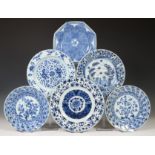 China, zes blauw-wit porseleinen borden, Kangxi en Qianlong