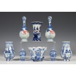 China, negen blauw-wit porseleinen vazen naar antiek voorbeeld, 20e eeuw