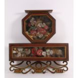 Meekrap geschilderde wandvitrine met zijde bloemen, ged. 1910;