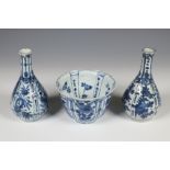 China, twee blauw-wit porseleinen flesjes en een kom, Wanli,