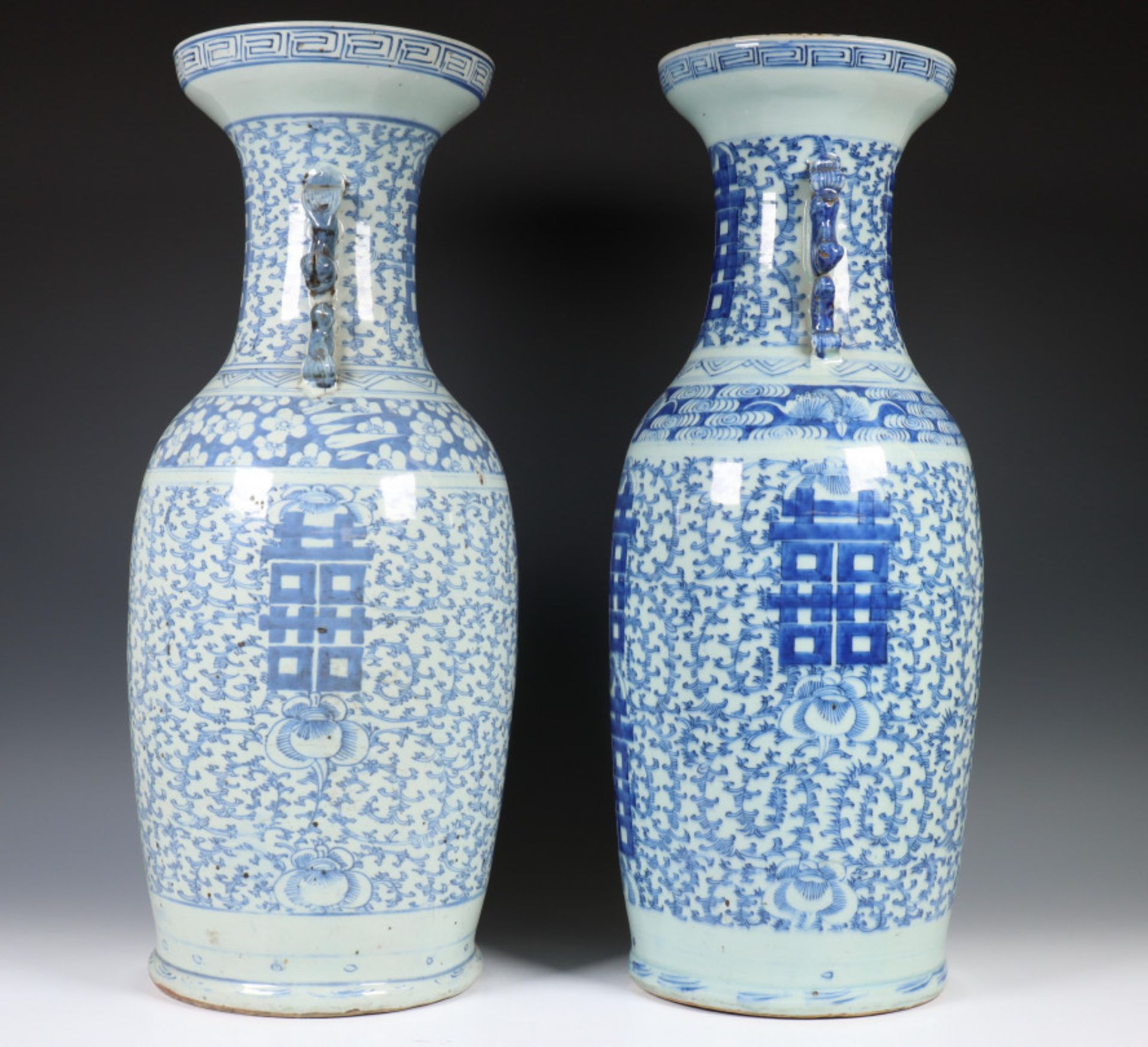 China, paar blauw-wit porseleinen vazen, laat Qing dynastie, 19e eeuw, - Image 6 of 6
