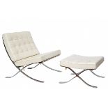 Naar Ludwig Mies van der Rohe, verchroomd stalen 'Barcelona Chair MR 90' en hocker (replica)