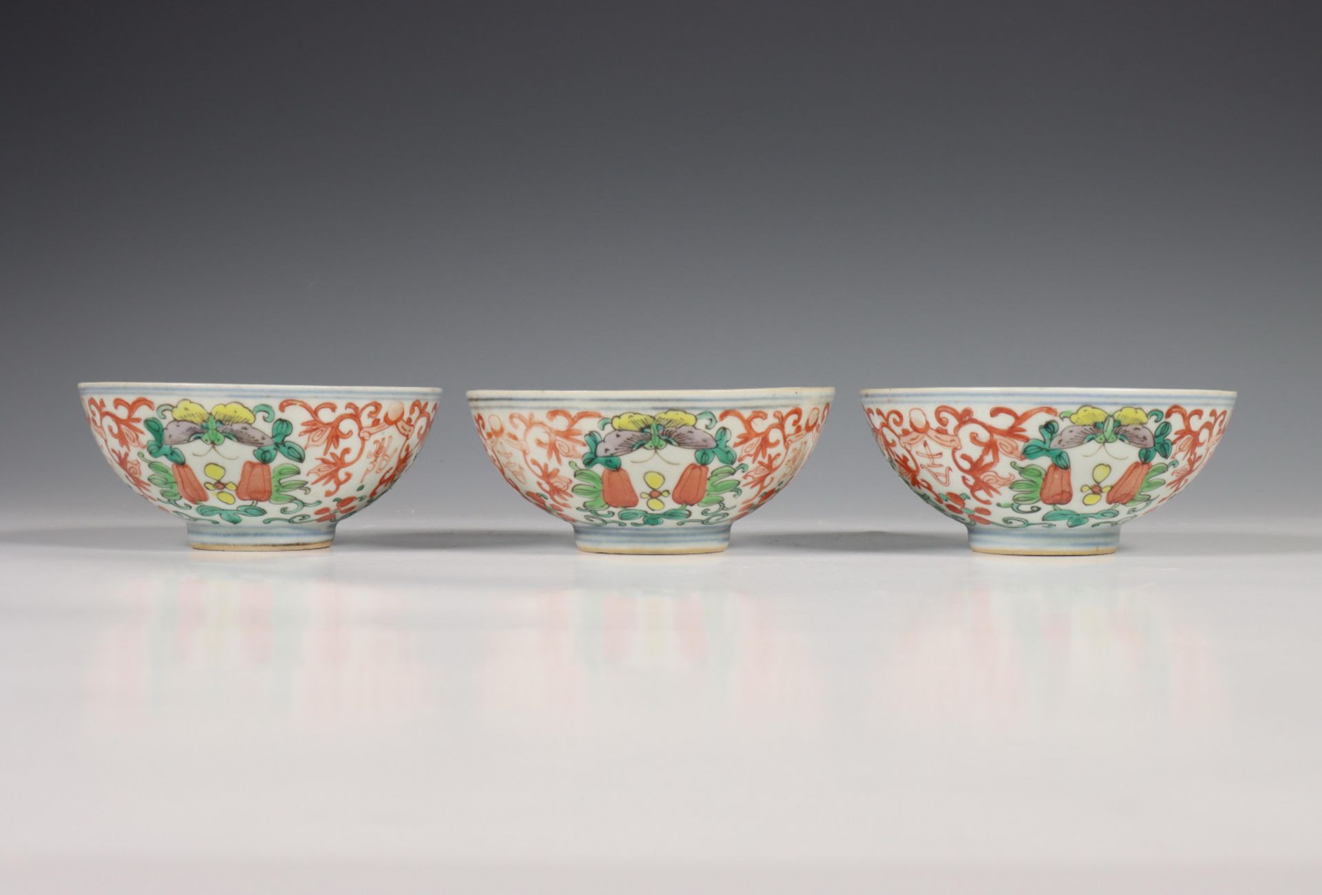 China, twee sets van drie gekleurd porseleinen kommen, laat Qing dynastie, - Image 8 of 13