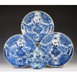 Delft, serie van drie blauw-wit aardewerk schotels en gelijkend bord, 18e eeuw,