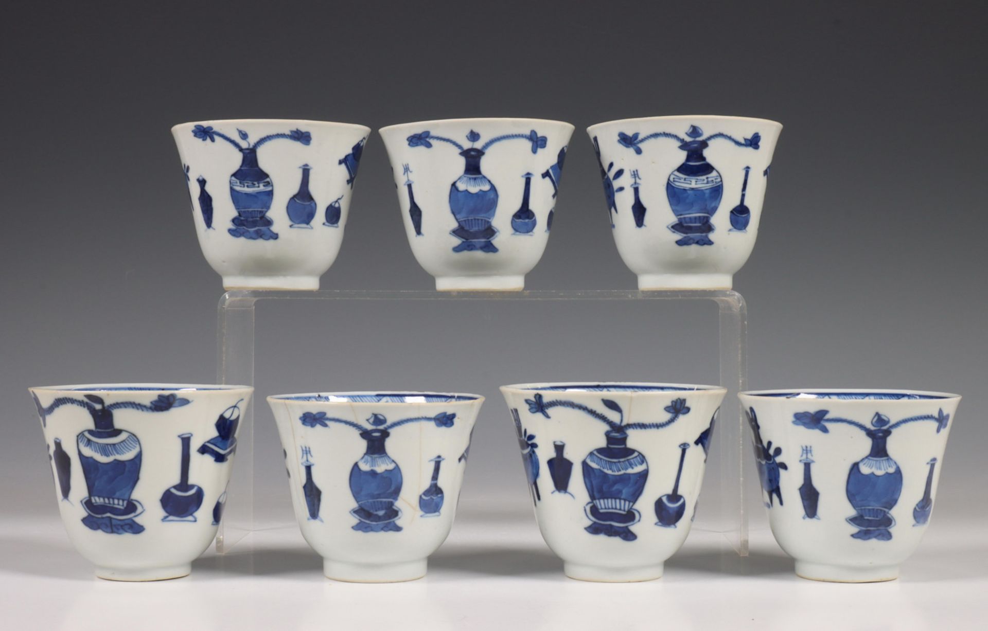 China, een set van zeven blauw-wit porseleinen kopjes en vijf schoteltjes, Kangxi, - Image 9 of 9