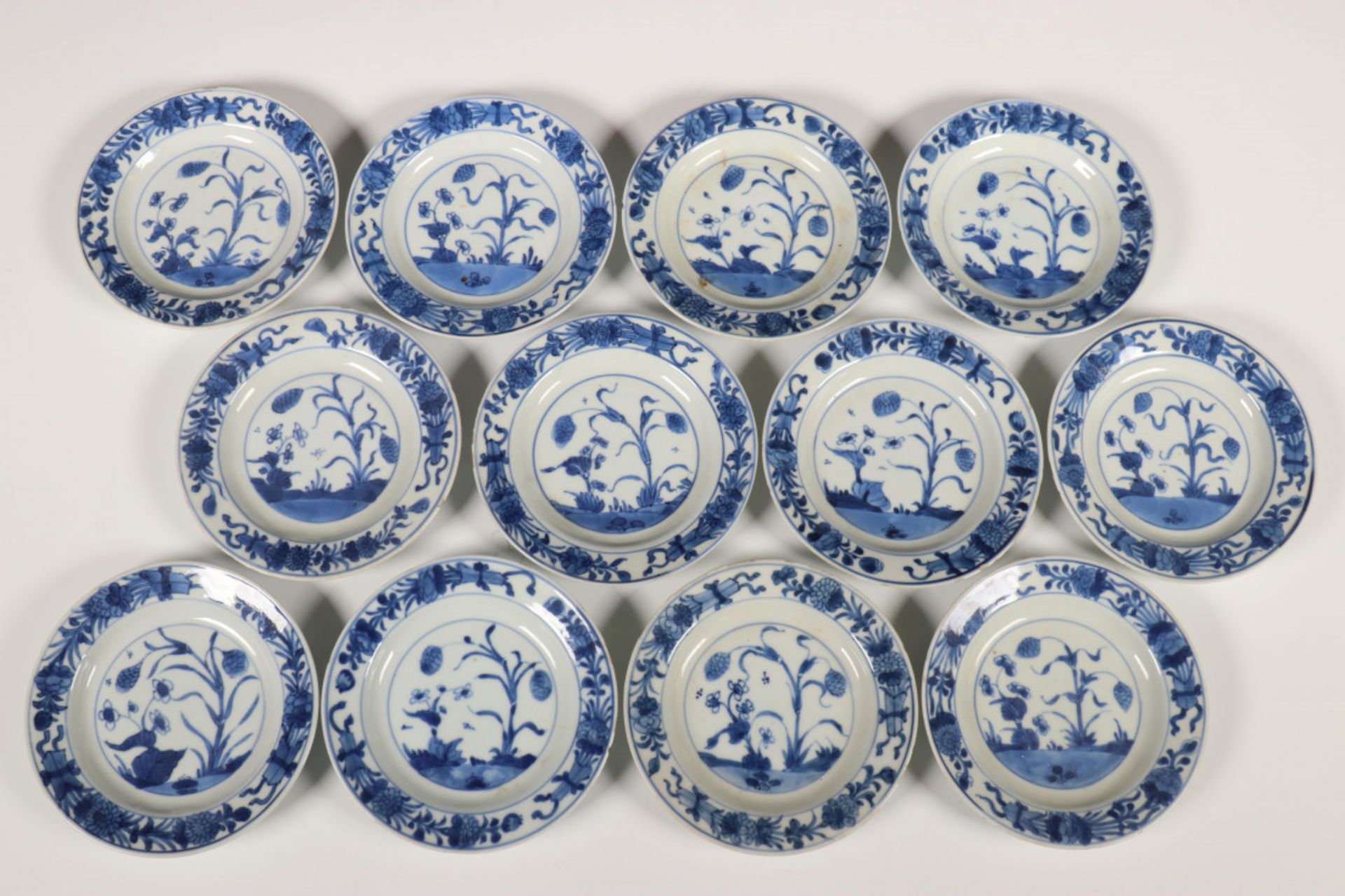 China, een set van twaalf blauw-wit porseleinen schoteltjes, Kangxi,