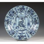 Delft/Hanau, blauw-wit aardewerken schotel, ca. 1700,