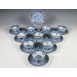 China, een set van elf blauw-wit porseleinen theekommen en schoteltjes, 19e eeuw,