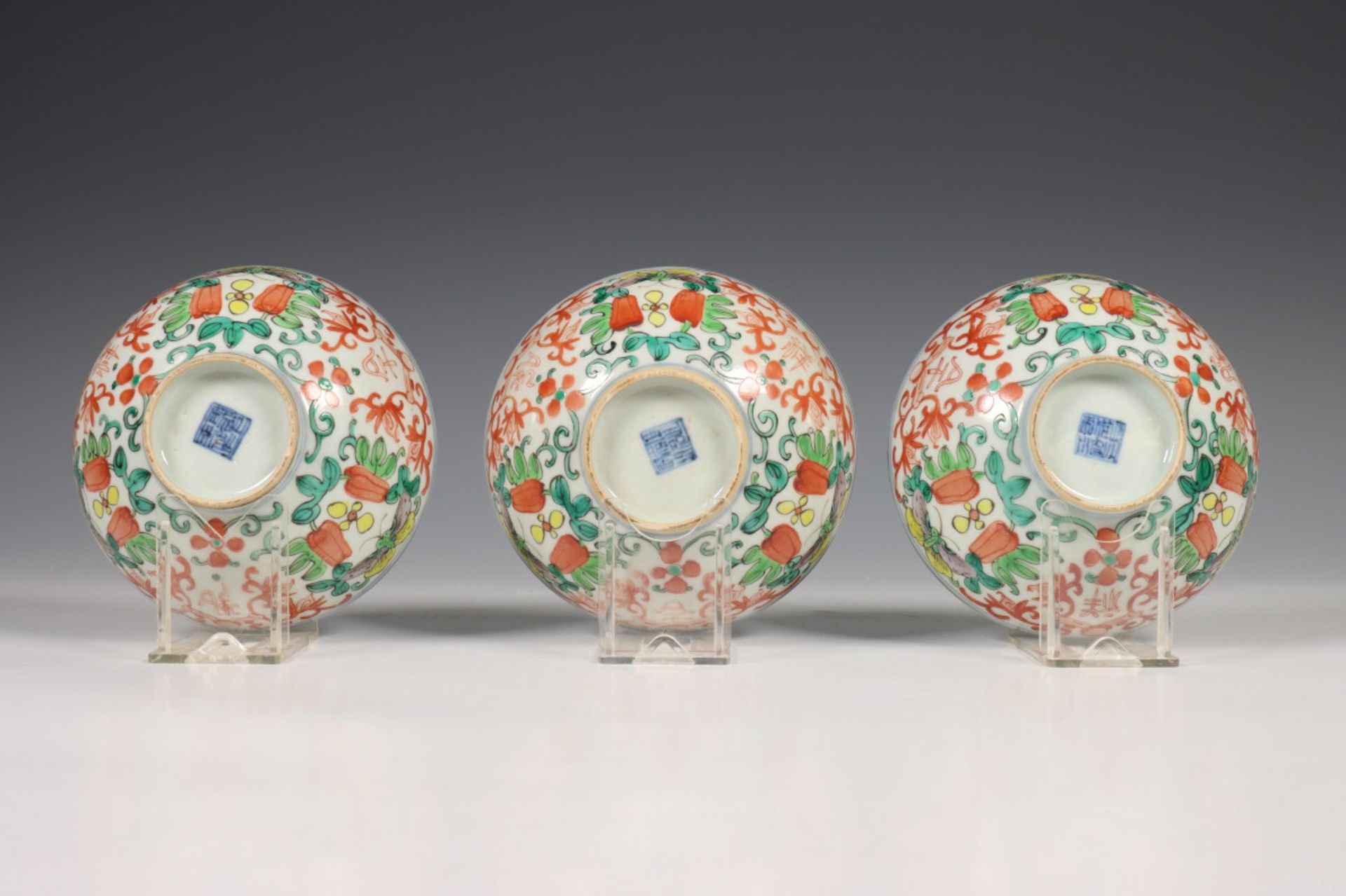 China, twee sets van drie gekleurd porseleinen kommen, laat Qing dynastie, - Image 2 of 13