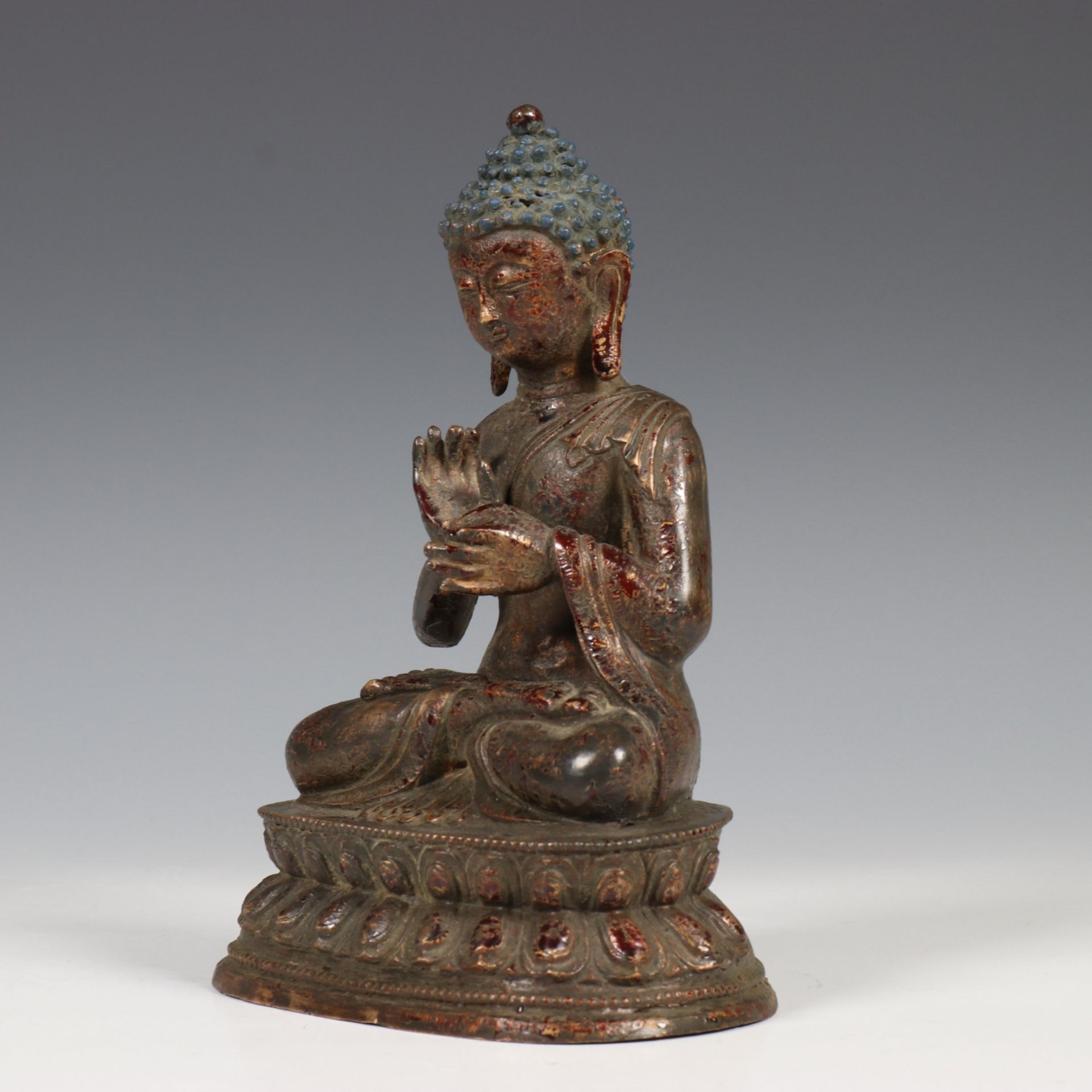 China, een bronzen figuur van Boeddha, Ming-dynastie, - Image 3 of 5