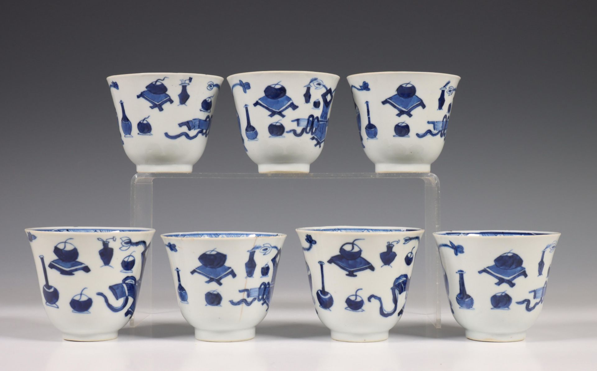 China, een set van zeven blauw-wit porseleinen kopjes en vijf schoteltjes, Kangxi, - Image 2 of 9