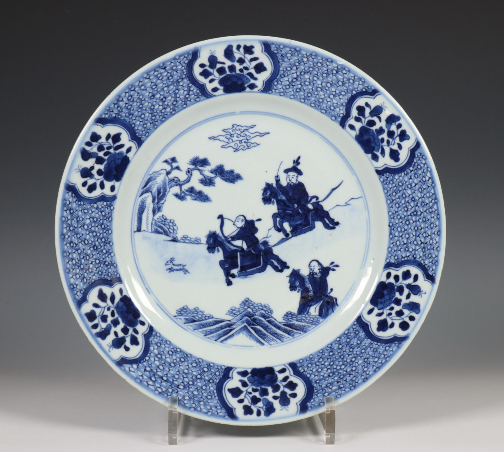 China, een paar blauw-wit porseleinen borden, 18e eeuw, - Bild 3 aus 9