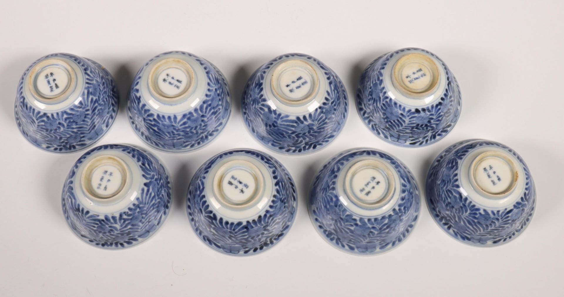 Japan, een set van acht blauw-wit porseleinen koppen en tien schotels, Meiji, - Bild 3 aus 6