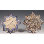 Perzië, twee Islamitische stervormige keramieken tegels, 13e eeuw of later