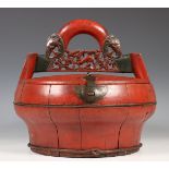 China, rood gelakte houten gekuipte bruidskist, 19e eeuw;