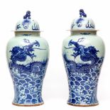 China, een paar grote blauw-wit porseleinen dekselvazen, modern,