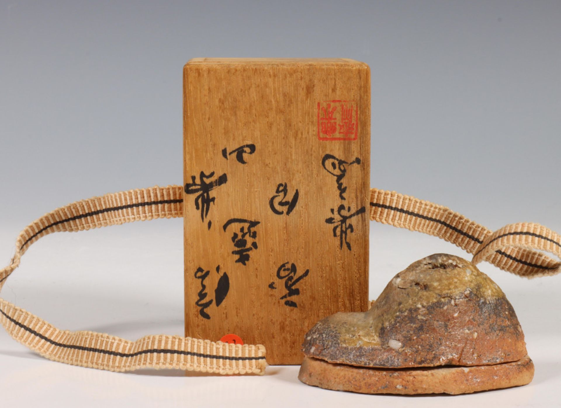 Japan, Takahashi Rakusai IV (1925), Shigaraki keramiek wierookdoosje (kogo) in de vorm van berg, - Image 4 of 4