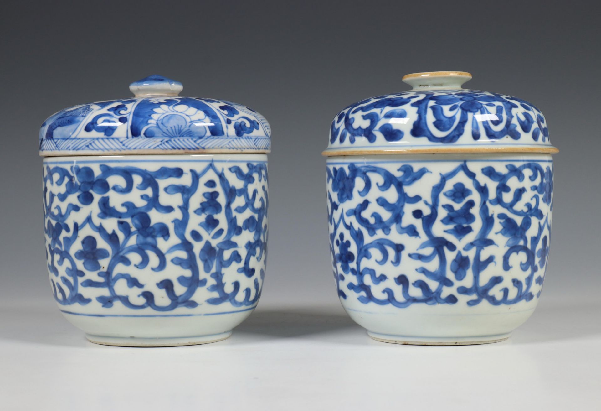 China, een paar blauw-wit porseleinen dekselkommen, 18e eeuw, - Bild 7 aus 9