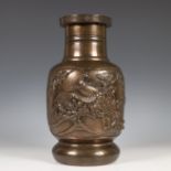 Japan, een bronzen vaas, mogelijk Edo periode,