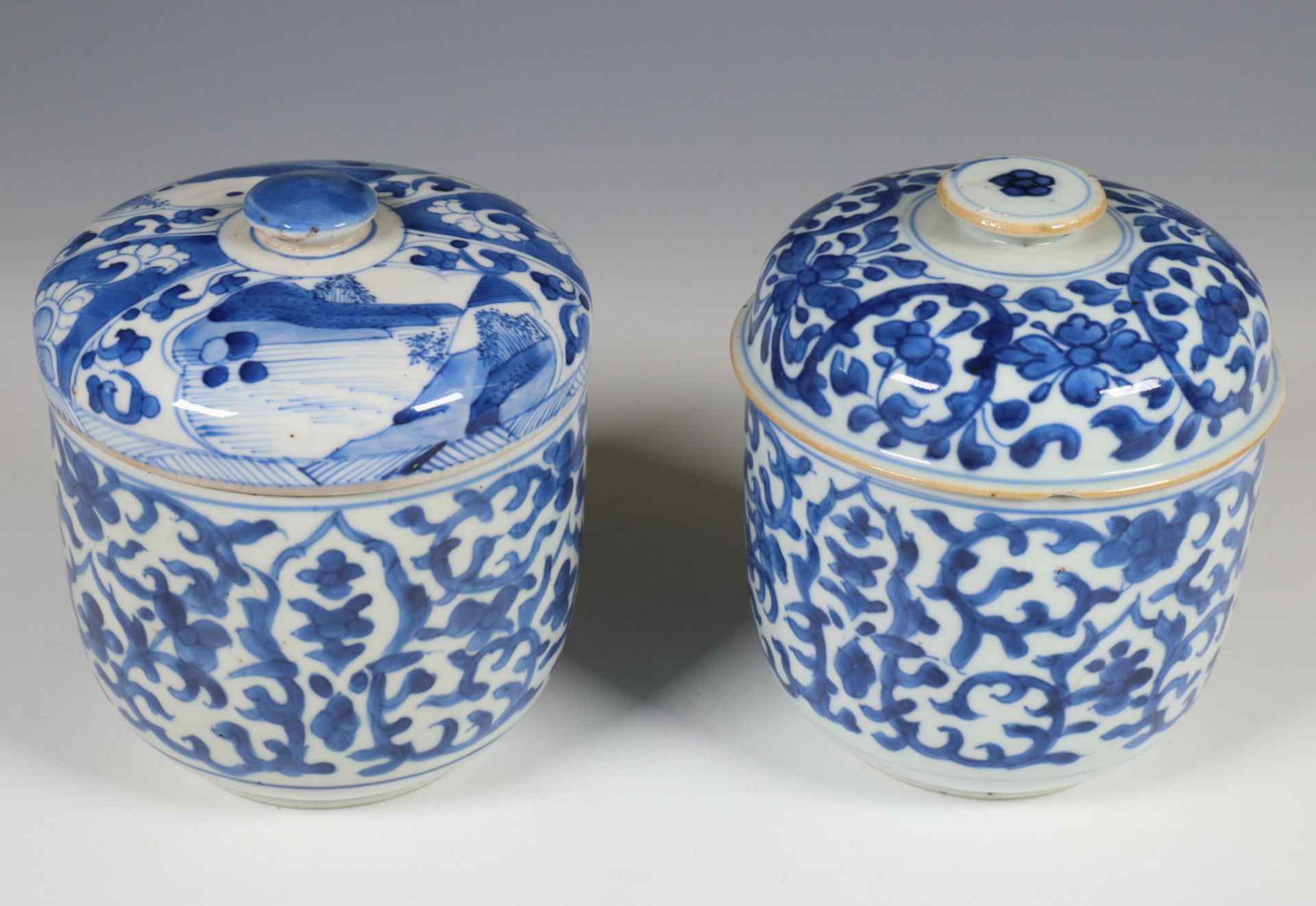 China, een paar blauw-wit porseleinen dekselkommen, 18e eeuw,