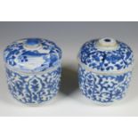China, een paar blauw-wit porseleinen dekselkommen, 18e eeuw,