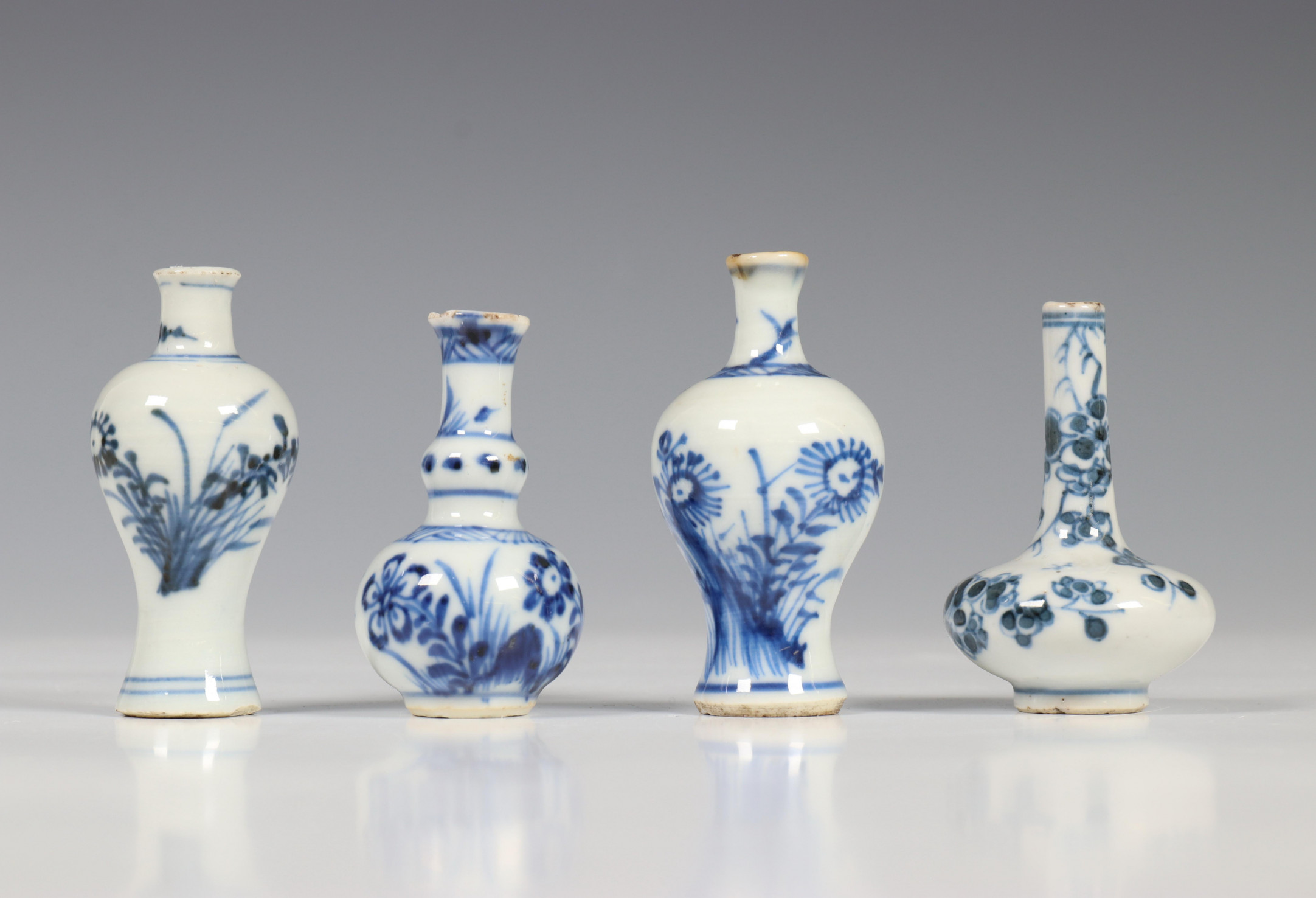 China, vier blauw-wit porseleinen miniatuurvazen en diverse kop en schotels, 18e eeuw