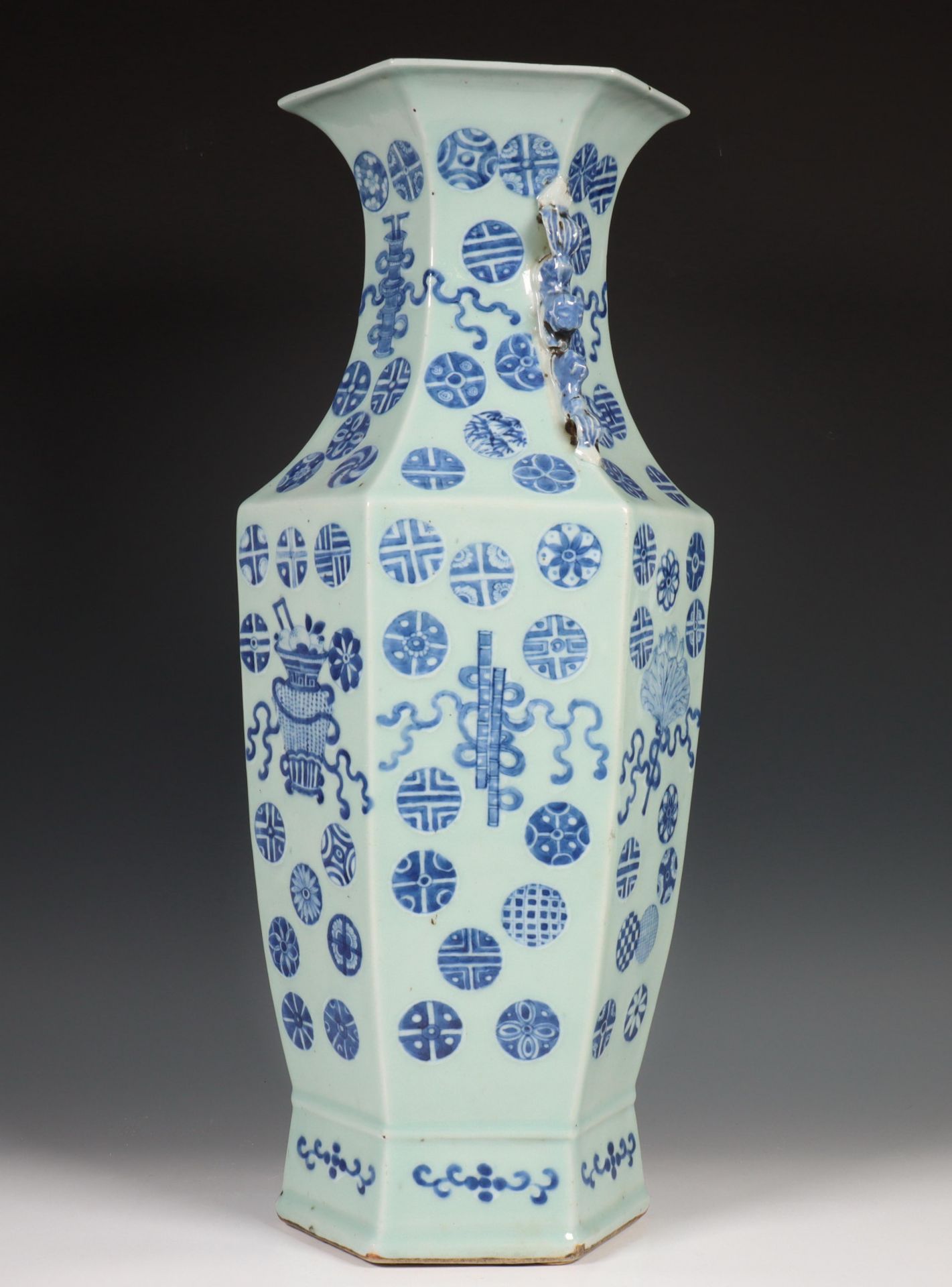 China, zeskantige blauw-wit porseleinen vaas, laat Qing dynastie, eind 19e eeuw, - Bild 3 aus 9