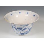 Delft, een blauw-wit aardewerken Chinoiserie kom, 18e eeuw,