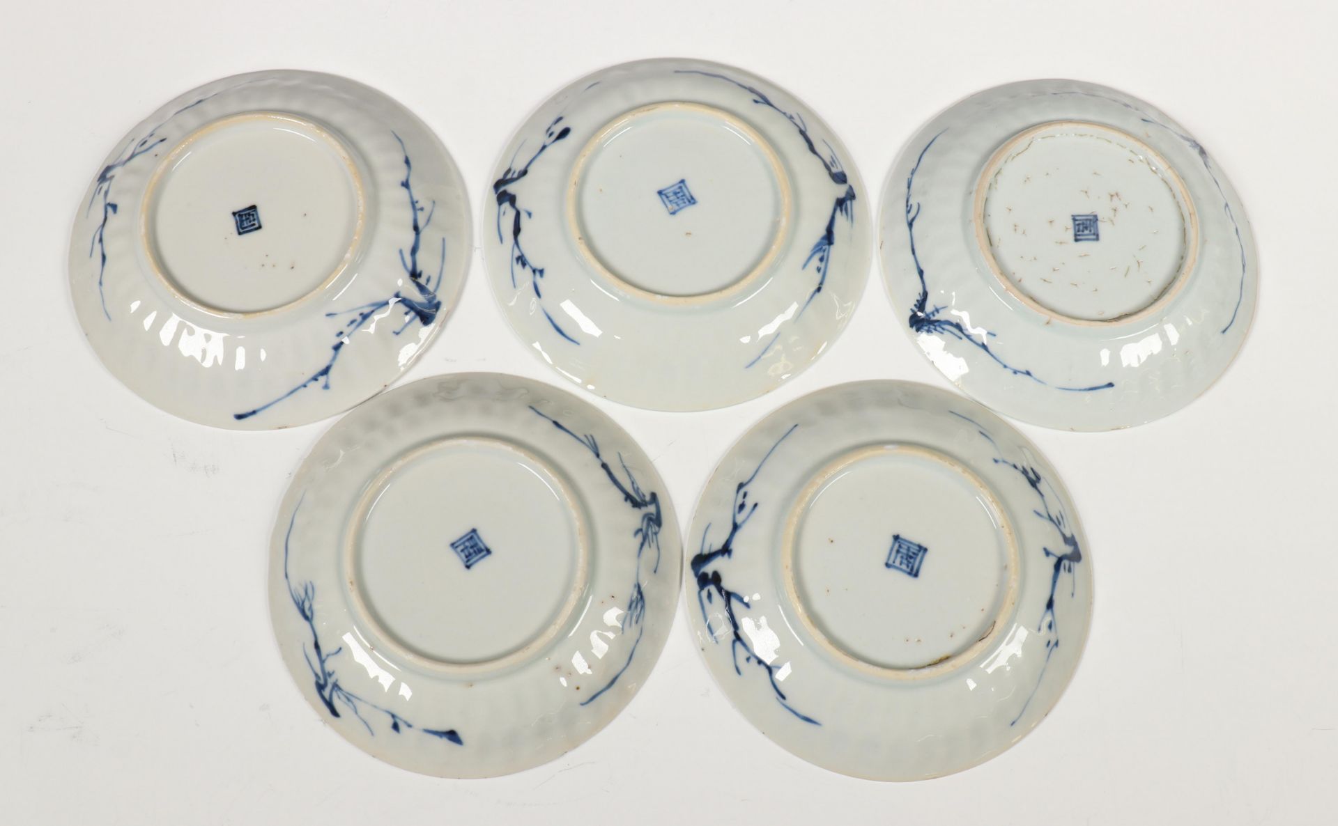 China, een set van vijf blauw-wit porseleinen theekommen en een set schoteltjes, Kangxi, - Bild 2 aus 5
