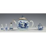 China, een blauw-wit porseleinen theepot, een miniatuur theepot en drie miniatuur vaasjes, Qianlong,