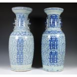China, paar blauw-wit porseleinen vazen, laat Qing dynastie, 19e eeuw,