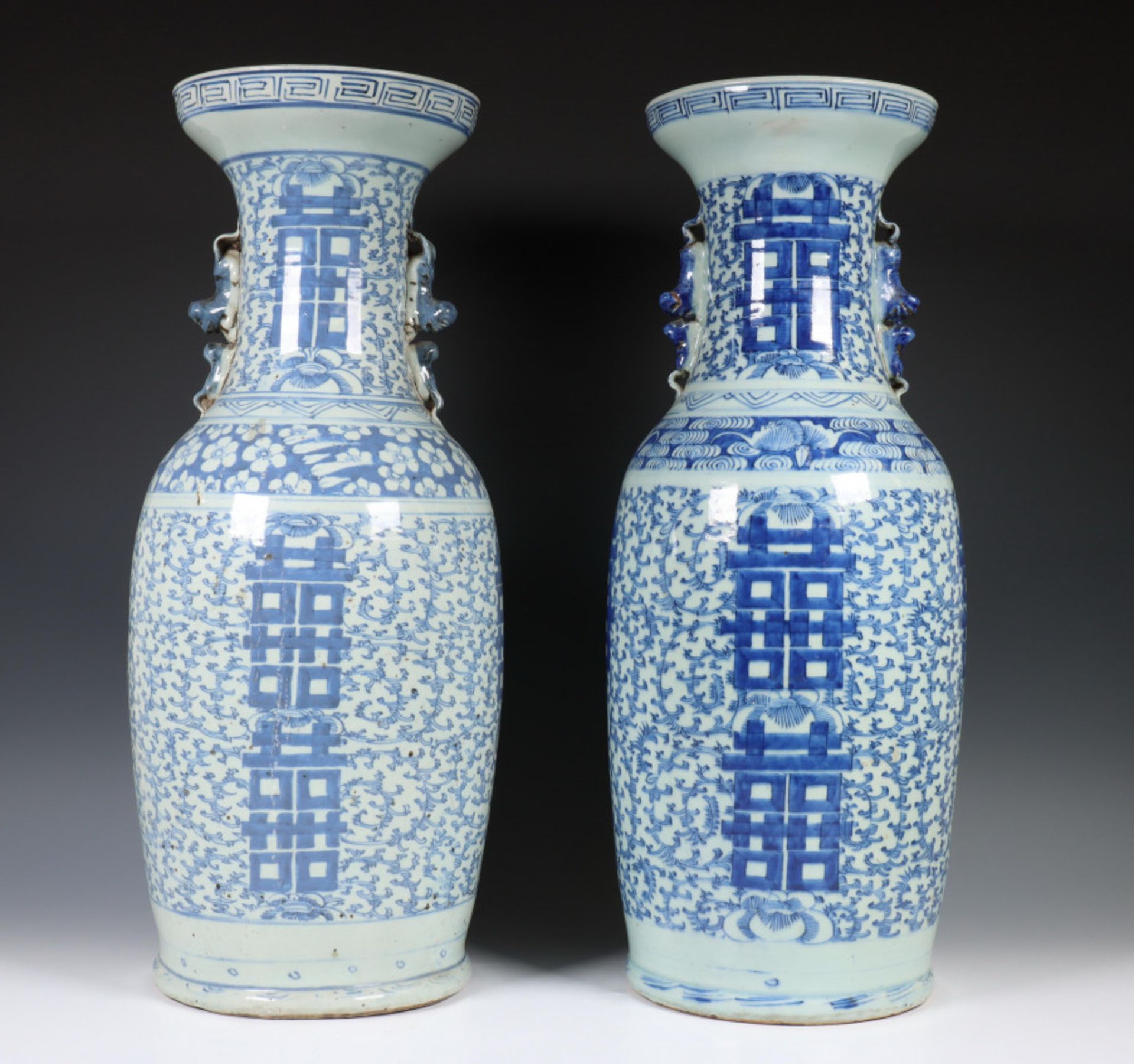 China, paar blauw-wit porseleinen vazen, laat Qing dynastie, 19e eeuw,