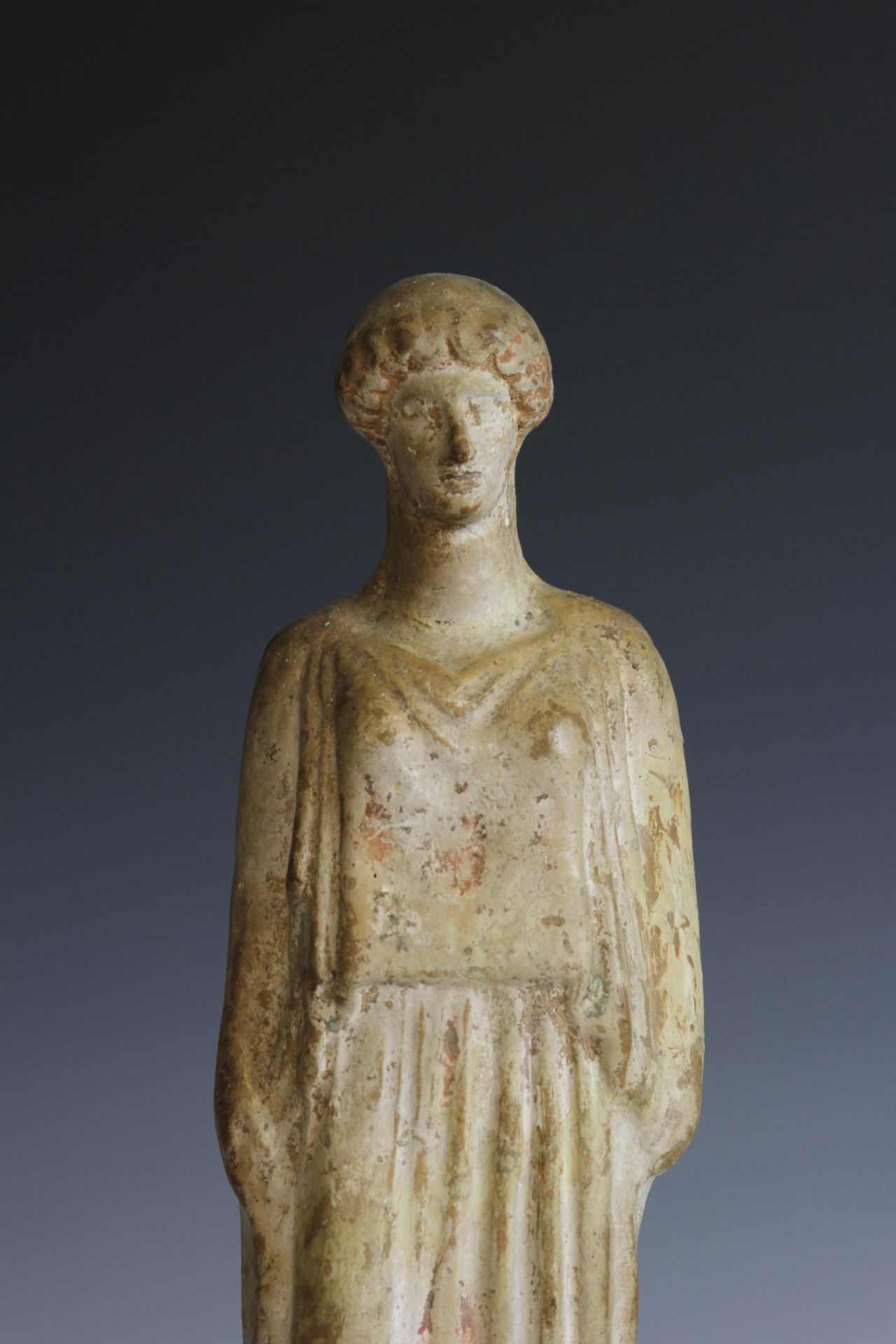 Greek terracotta standing female figure, Boetia, 5th century BC., - Bild 4 aus 7