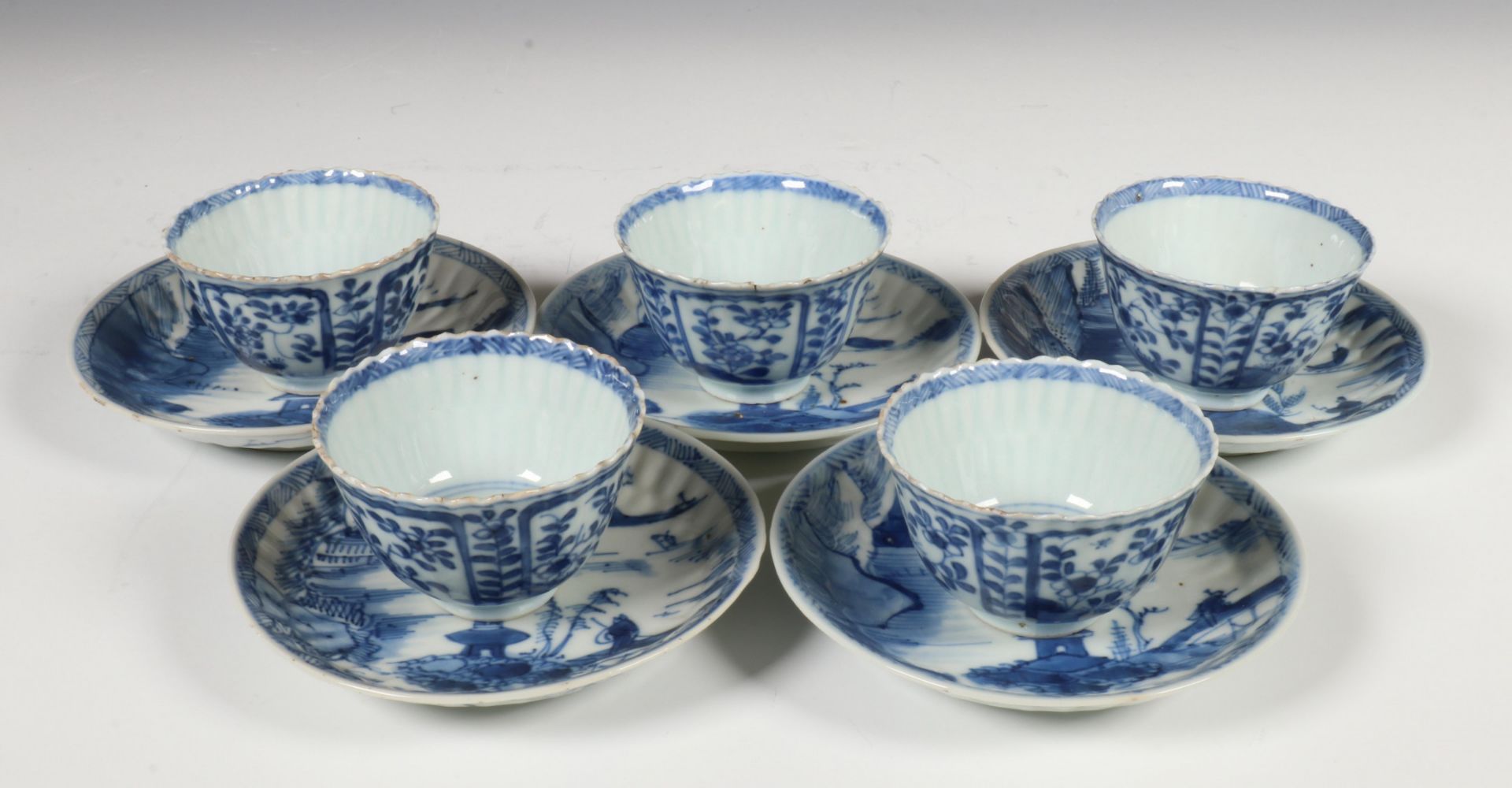 China, een set van vijf blauw-wit porseleinen theekommen en een set schoteltjes, Kangxi,