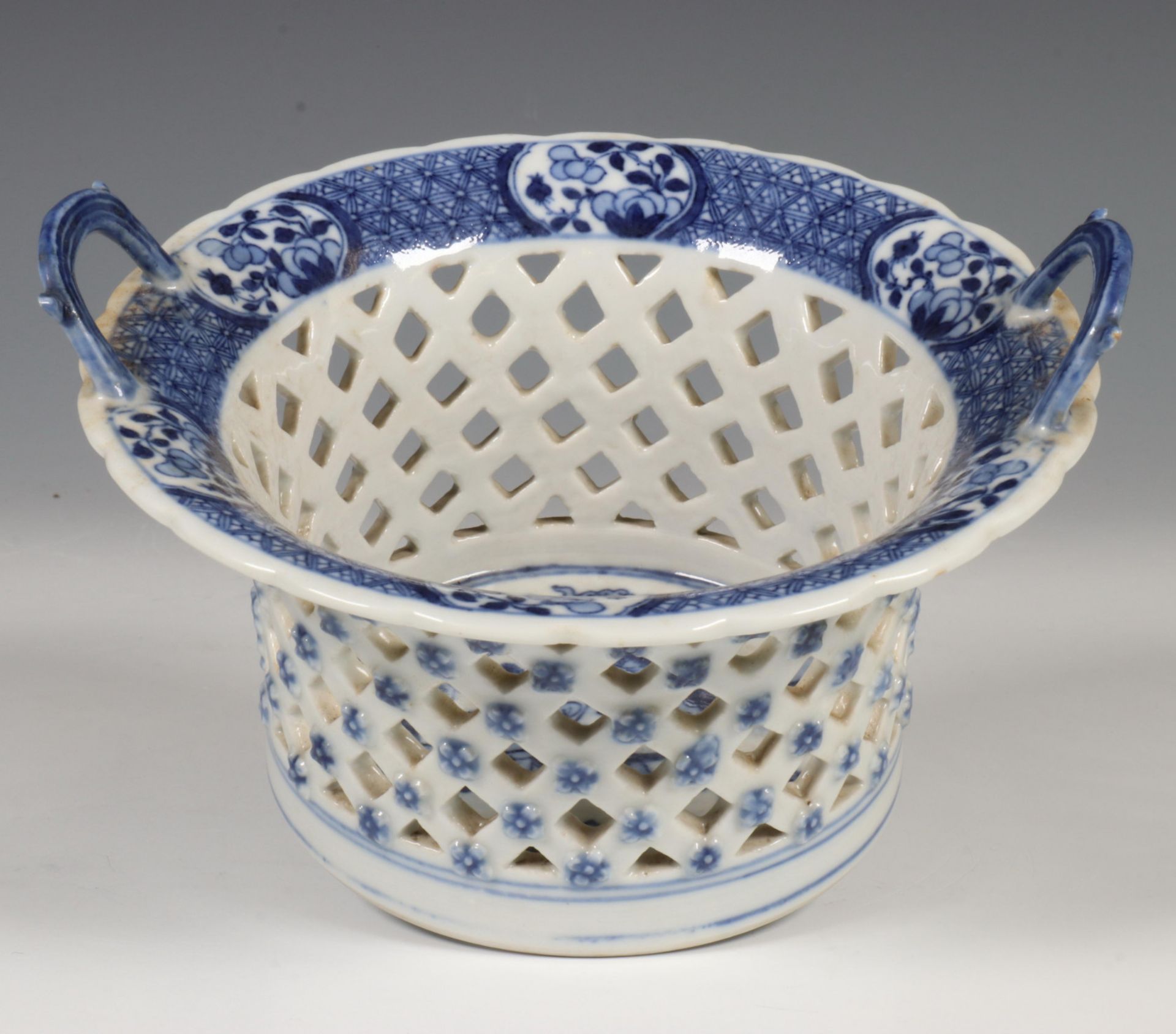 China, een blauw-wit porseleinen serviesgedeelte, laat Qing-dynastie, - Bild 38 aus 44