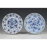 China, een paar blauw-wit porseleinen borden, Kangxi zeskarakter merk en periode,