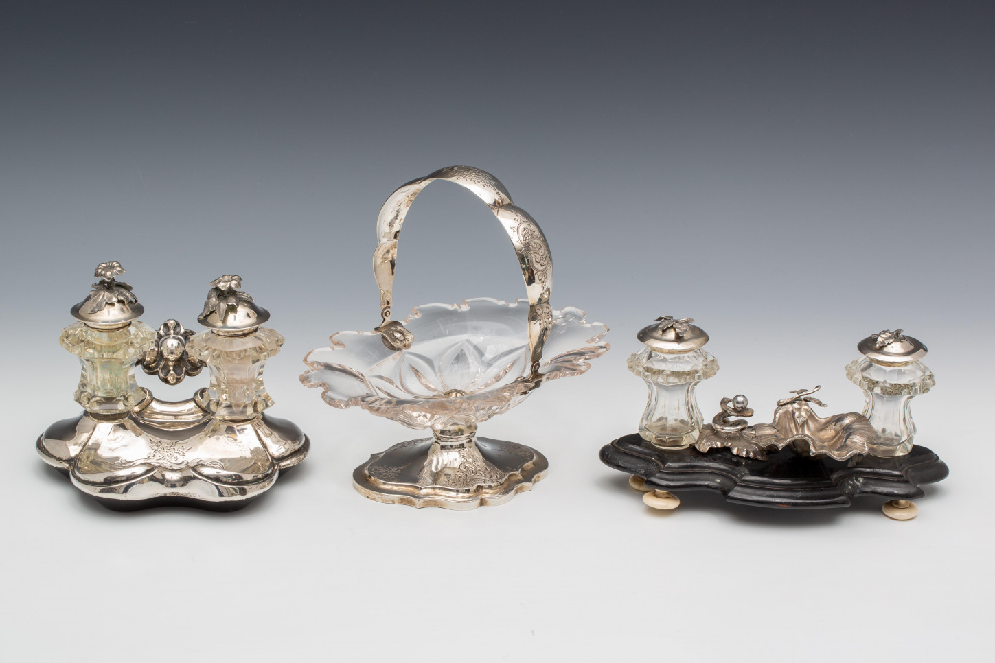 Twee diverse inkstellen en kristallen hengselmandje, 19e eeuw,